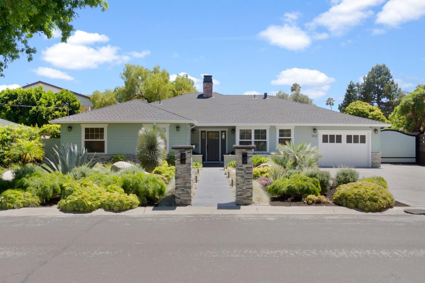 1052 Mcbain AVE — photo 2
