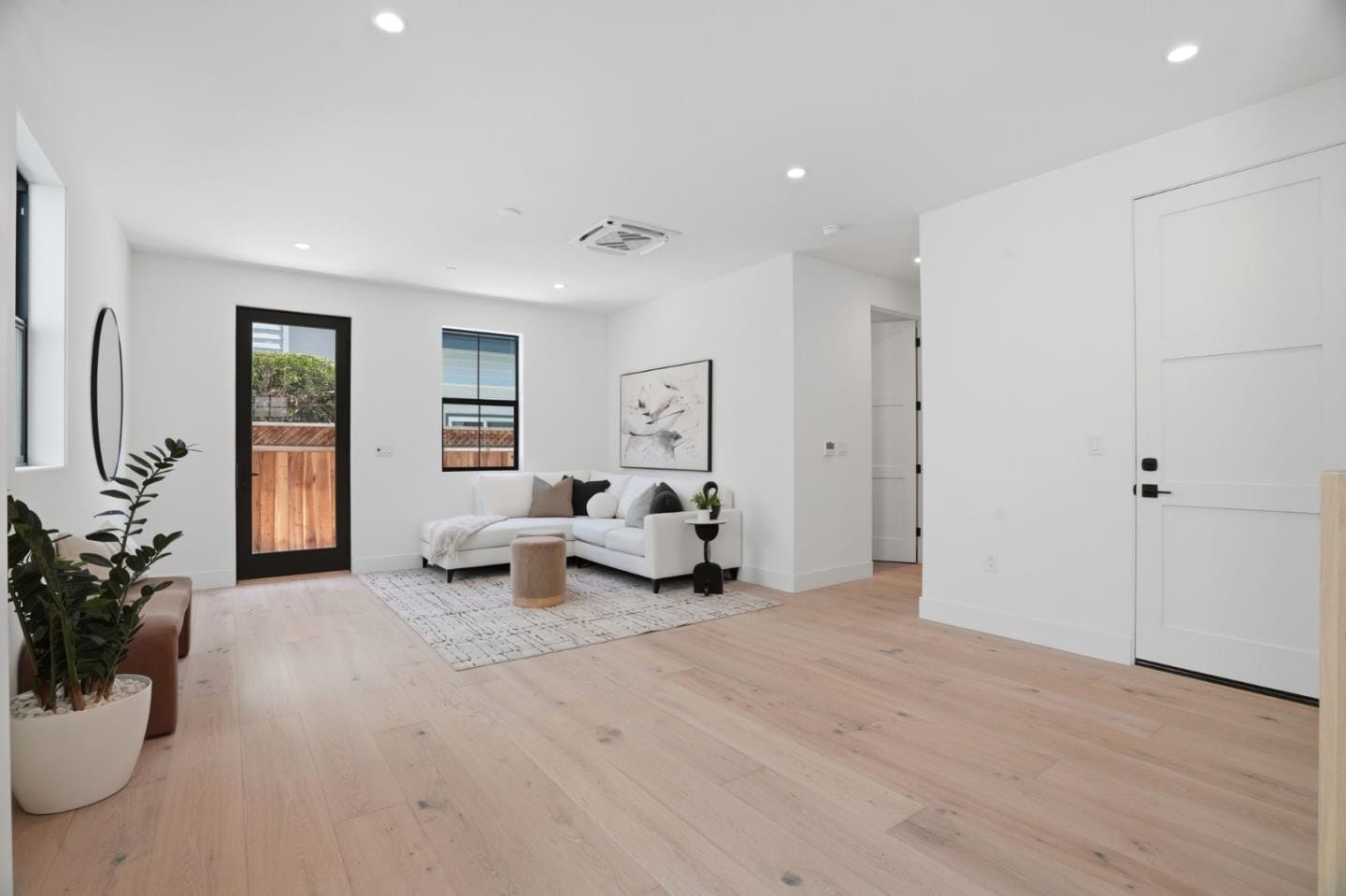 122 Sunnyside CT — photo 4
